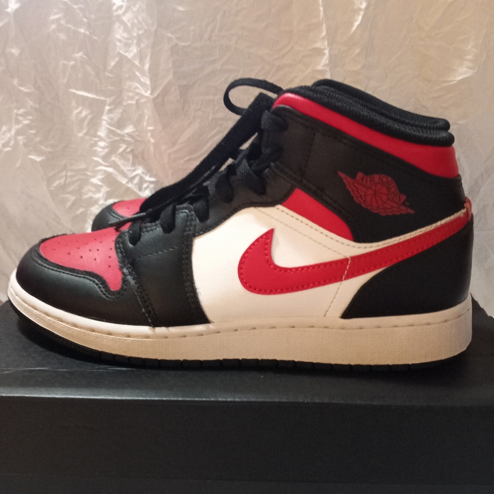 Nike Air Jordan 1 Mid 6Y(7.5 women) 🚺 - Picture 3 of 15